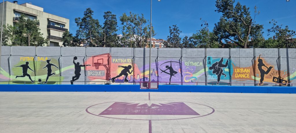 Mural en escuela del clot siluetas de personas en pared y deportes